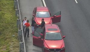 hai oto dung giua cao toc nghi 3239 6065 1644208004